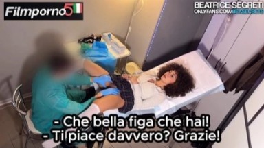 Visita Bollente: La Bellissima Italiana Si Abbandona al Piacere sul Lettino del Ginecologo