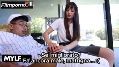 La Coinquilina Più Grande Mi Insegna i Segreti del Piacere